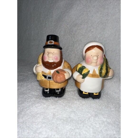 FL MARKETPLACE HANDPAINTED CERAMIC PILGRIMS THANKSGIVING SALT & PEPPER SHAKER - Picture 1 of 4